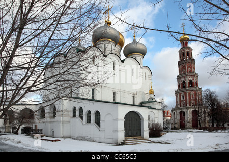 Kathedrale der Jungfrau von Smolensk und oktogonaler Glockenturm. Ensemble der Nowodewitschi-Kloster. Moskau, Russland. Winter 2012. Stockfoto