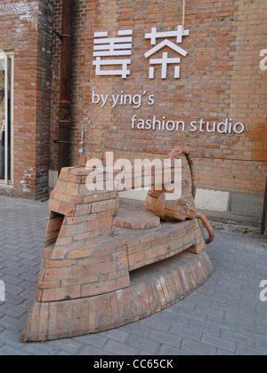 Backstein Skulptur vor Ying Modestudio, 798 Art Zone, Peking, China Stockfoto