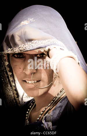 Porträt einer Frau trägt einen blaue Sari bei der Pushkar Camel fair in Rajasthan, Westindien. Stockfoto
