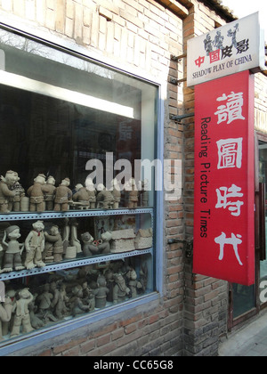 Reichlich Keramik Figuren angezeigt in einem Schaufenster, 798 Art Zone, Peking, China Stockfoto