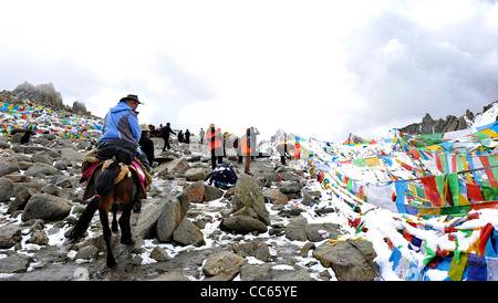 Hang mit reichlich Gebetsfahnen und Marnyi Steinen, Ngari, Tibet, China Stockfoto