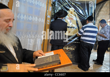 Ultra-orthodoxen Juden in Israel beten in Rachels Grab in der Nähe von Bethlehem, Palästina / Israel Stockfoto