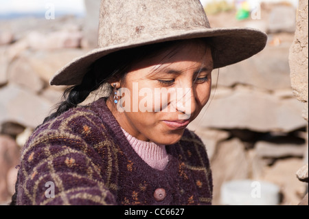 Peruanische Quechua oder Quecha Frau in traditioneller Kleidung Hut, Atuncolla, Peru. Stockfoto