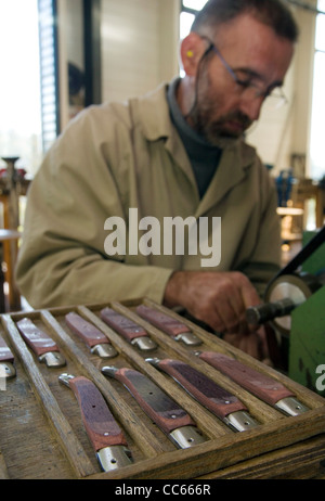 Handgefertigte Messer produziert in der kleinen französischen von Nontron im Périgord (Dordogne)-Region Frankreichs. Stockfoto