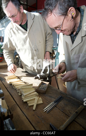 Handgefertigte Messer produziert in der kleinen französischen von Nontron im Périgord (Dordogne)-Region Frankreichs. Stockfoto