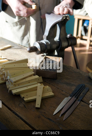 Handgefertigte Messer produziert in der kleinen französischen von Nontron im Périgord (Dordogne)-Region Frankreichs. Stockfoto