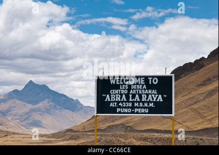 Peru. Feliz Viaje. Lokale Souvenirverkäufer auf dem Kunsthandwerksmarkt Puno les desea feliz viaje Pass, Puno, Peru Stockfoto