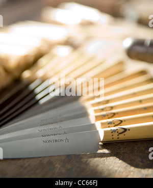 Handgefertigte Messer produziert in der kleinen französischen von Nontron im Périgord (Dordogne)-Region Frankreichs. Stockfoto