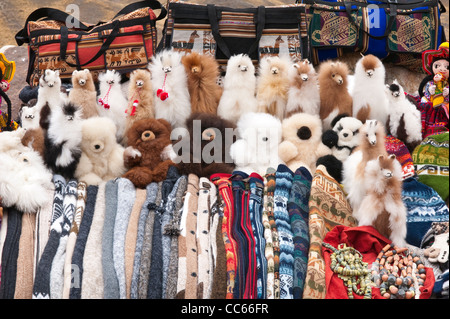 Peru. Feliz Viaje. Lokale Souvenirverkäufer auf dem Kunsthandwerksmarkt Puno les desea feliz viaje Pass, Puno, Peru Stockfoto