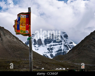 Tangka fliegen im Wind am Fuße der Kangrinboqe-Gipfel, Ngari, Tibet, China Stockfoto