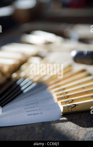 Handgefertigte Messer produziert in der kleinen französischen von Nontron im Périgord (Dordogne)-Region Frankreichs. Stockfoto