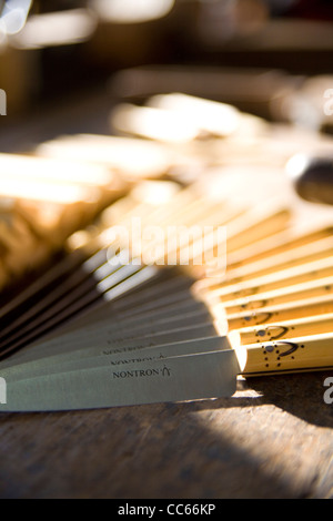 Handgefertigte Messer produziert in der kleinen französischen von Nontron im Périgord (Dordogne)-Region Frankreichs. Stockfoto