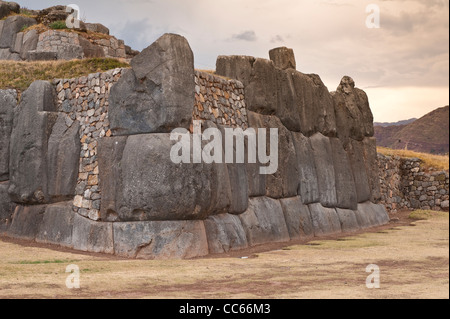 Peru, Cusco. Die alten Inka-Ruinen von Saqsaywaman in Cusco, Peru. Stockfoto