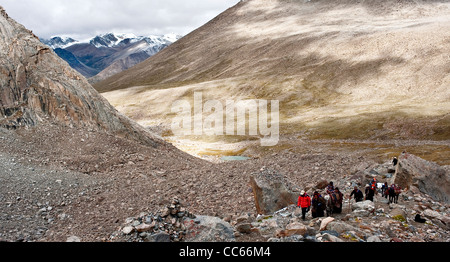 Tibetischen Menschen herumlaufen Berge für Anbetung, Ngari, Tibet, China Stockfoto