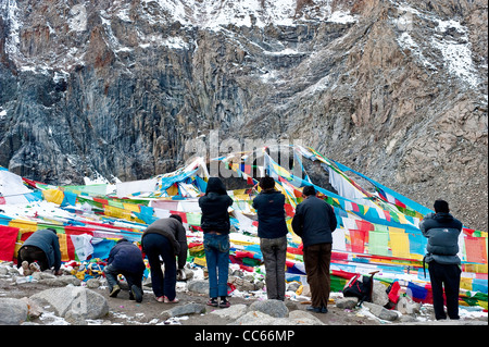 Asiaten vor Gebet beten Fahnen, Ngari, Tibet, China Stockfoto