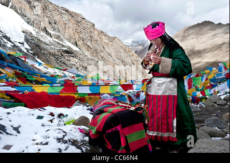 Tibetische Frau in Tracht, Ngari, Tibet, China Stockfoto