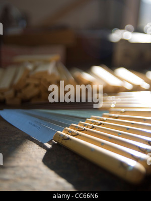 Handgefertigte Messer produziert in der kleinen französischen von Nontron im Périgord (Dordogne)-Region Frankreichs. Stockfoto