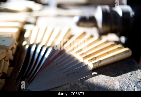 Handgefertigte Messer produziert in der kleinen französischen von Nontron im Périgord (Dordogne)-Region Frankreichs. Stockfoto