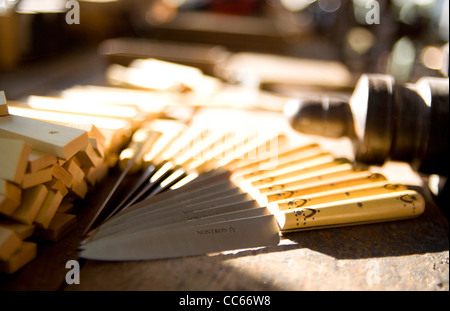 Handgefertigte Messer produziert in der kleinen französischen von Nontron im Périgord (Dordogne)-Region Frankreichs. Stockfoto