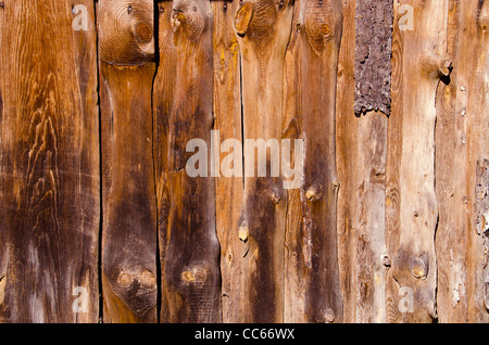 Alte verlassene Landhaus Wände hergestellt aus Brettern Hintergrund. Stockfoto