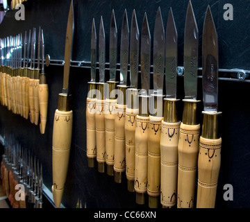 Handgefertigte Messer produziert in der kleinen französischen von Nontron im Périgord (Dordogne)-Region Frankreichs. Stockfoto