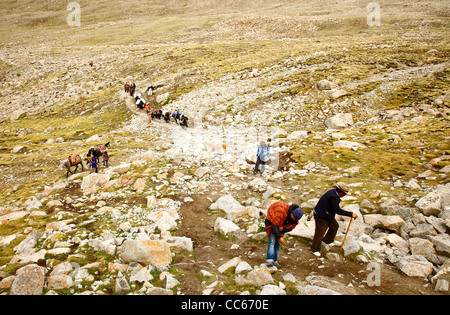 Tibetischen Menschen herumlaufen Berge für Anbetung, Ngari, Tibet, China Stockfoto