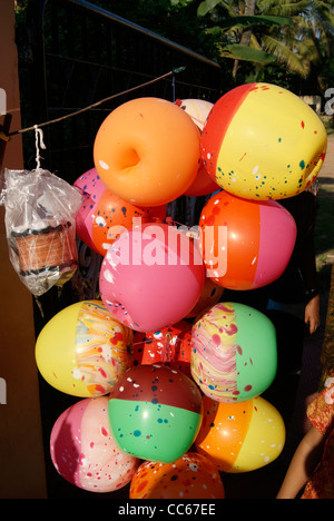 Bunte Apple Modell Ballons Verkäufe in einem Tempelfest Stockfoto