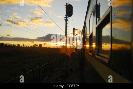 Blick von einem Zug in Richtung Sonnenuntergang, Hohhot, Innere Mongolei, China Stockfoto