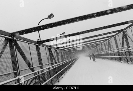 26. Januar 2011: Schnee gesehen fallen auf der Williamsburg Bridge in der unteren East Side in New York City, USA. Stockfoto