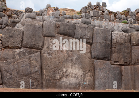 Peru, Cusco. Die alten Inka-Ruinen von Saqsaywaman in Cusco, Peru. Stockfoto