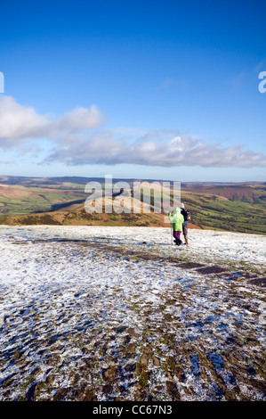 Wanderer auf dem Gipfel des Mam Tor im Peak District National Park in Derbyshire, England, Vereinigtes Königreich, mit Blick auf das Tal der Hoffnung Stockfoto