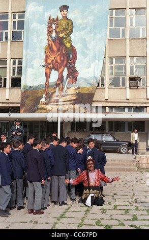 Gedenken und Nachstellung der Befreiung von Urfa von den europäischen Mächten unter Mustafa Kamal Atatürk. Schülerinnen und Schüler feiern. Stockfoto