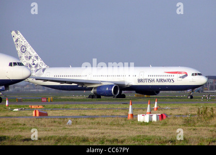 British Airways Boeing 767-300 (G-BZHB), in Delft Blau Tagesanbruch ethnischen Fin, Rollen für Take off am Flughafen London Heathrow, Stockfoto