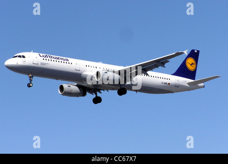 Lufthansa Airbus A321-100 (D-AIRE "Osnabrück" landet auf dem Flughafen London Heathrow, England. Stockfoto