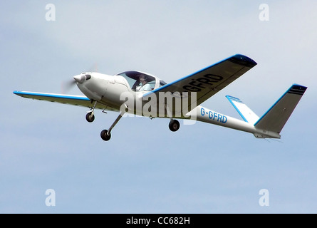 Robin ATL L Leichtflugzeuge (UK registriert G-GFRD) dem Start vom Flugplatz Kemble, Gloucestershire, England. Stockfoto