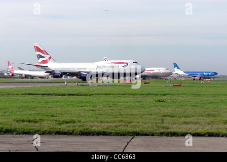 Vier Flugzeuge in die Warteschlange am Flughafen London Heathrow (England), für Take off auf Piste 26R Stockfoto