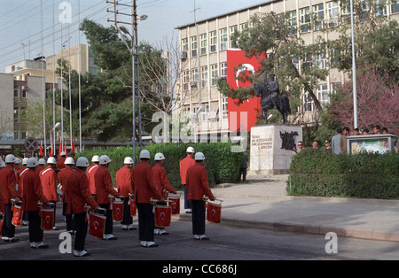 Gedenken und Nachstellung der Befreiung von Urfa von den europäischen Mächten unter Mustafa Kamal Atatürk. Türken feiern. Stockfoto