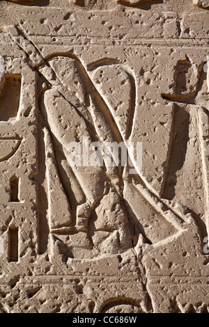 Ansicht der überschriebenen Reliefs auf dem ersten Pylon am Tempel des Pharao Ramses III, Medinet Habu, West Bank, Luxor, Ägypten Stockfoto