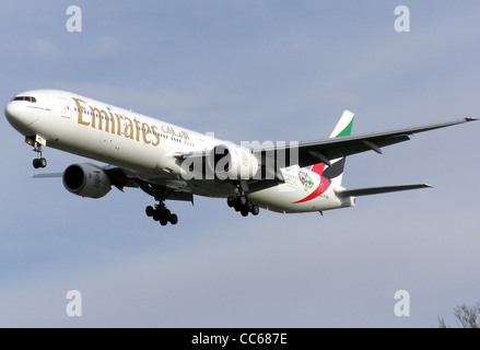 Emirates Boeing 777-300 (A6-EMV) landet auf dem Flughafen London Heathrow, England. Stockfoto