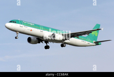 Aer Lingus Airbus A321-200 (EI-CPH) landet auf dem Flughafen London (Heathrow), England. Stockfoto