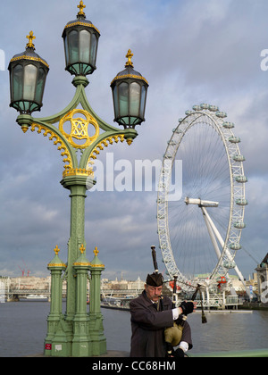 Schottische Piper auf Westminster Bridge, London Stockfoto