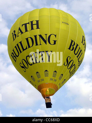 Ein Heißluftballon zieht vom Royal Victoria Park, Bath, England. Stockfoto