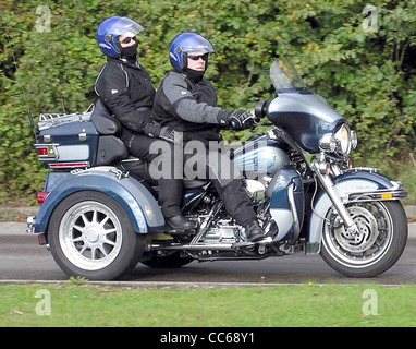 Dieses Trike-Motorrad wurde bei den Aust Motorway Services in Bristol, England, gesichtet. Das einzigartige dreirädrige Design macht es zu einer beliebten Wahl für Motorradliebhaber, die eine stabile und unverwechselbare Alternative zu herkömmlichen Motorrädern suchen. Stockfoto