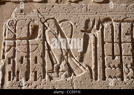 Ansicht der überschriebenen Reliefs auf dem ersten Pylon am Tempel des Pharao Ramses III, Medinet Habu, West Bank, Luxor, Ägypten Stockfoto