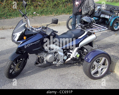 Ein Trike Motorrad gesehen bei Aust Autobahnraststätten, Bristol, England. Stockfoto