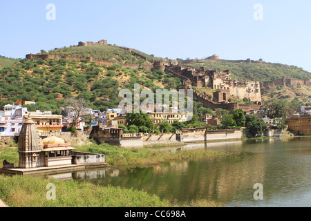 Nawal Sagar See und Schloss mit Bundi Festung im Hintergrund. Rajasthan. Indien Stockfoto