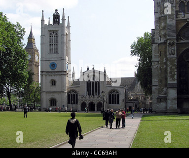 St. Margarets Kirche, Westminster, London, England. Auf der linken Seite ist der Uhrturm Big Ben, auf der rechten Seite ist eine Ecke des Westens Stockfoto