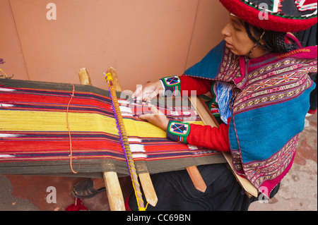 Peru, Chincheros. Peruanische Frau in traditioneller Kleidung in der lokalen Handwerker-Coop-Werkstatt. Stockfoto