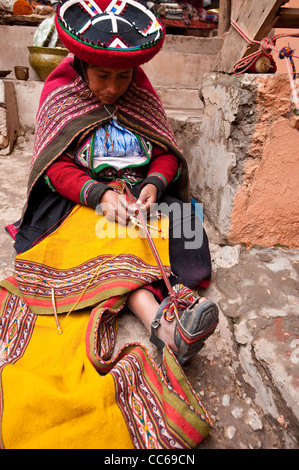 Peru, Chincheros. Peruanische Frau in traditioneller Kleidung in der lokalen Handwerker-Coop-Werkstatt. Stockfoto