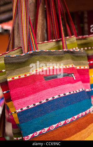 Gestrickte Wollkörbe in der lokalen Kooperative in Chincheros, Peru. Stockfoto